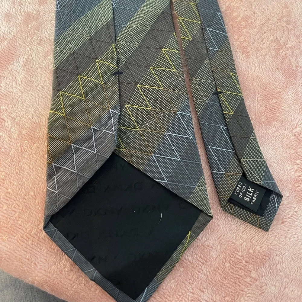 DKNY Men's Tie in Black and Brown with Yellow Accents
